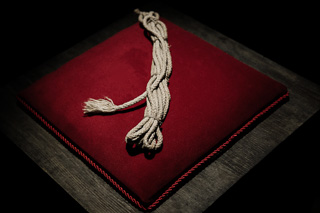 The third, thinner rope was 60 metres long. It was supposed to be a spare rope. However, it was used between Old Taugwalder and Douglas during the descent and it broke.