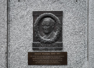 At the Hotel Monte Rosa, a commemorative plaque for the first ascender Edward Whymper was fixed to the wall. The Englishman is buried in Chamonix.